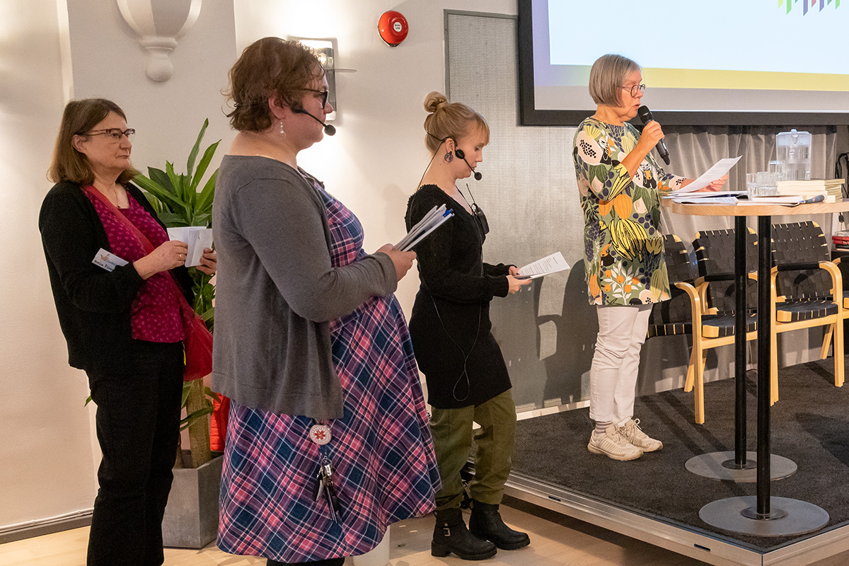 Lasten ja nuorten kirjoituskilpailun palkintojen jako. Palkintoja jakamassa Raija Piironen (vas.) sekä kilpailun tuomarit Linda Åkerlund, Milka Hakkarainen ja Liisa Paavilainen.